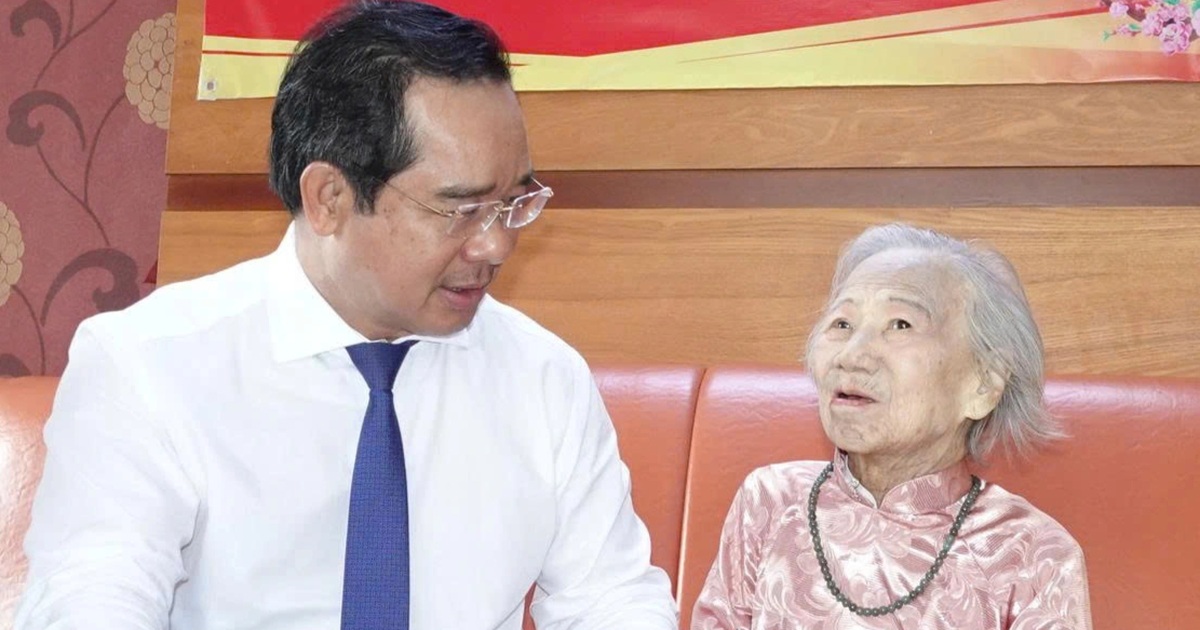 Cụ bà ở TPHCM theo cách mạng từ năm 14 tuổi nhận Huy hiệu 80 năm tuổi Đảng