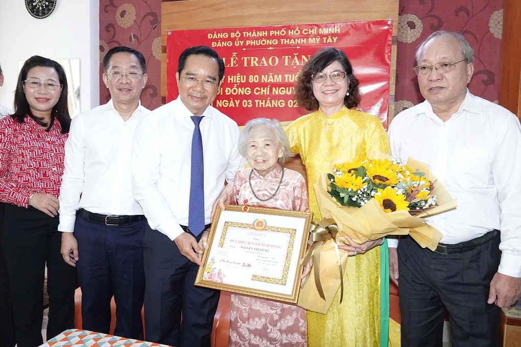 Cụ bà ở TPHCM theo cách mạng từ năm 14 tuổi nhận Huy hiệu 80 năm tuổi Đảng - 2