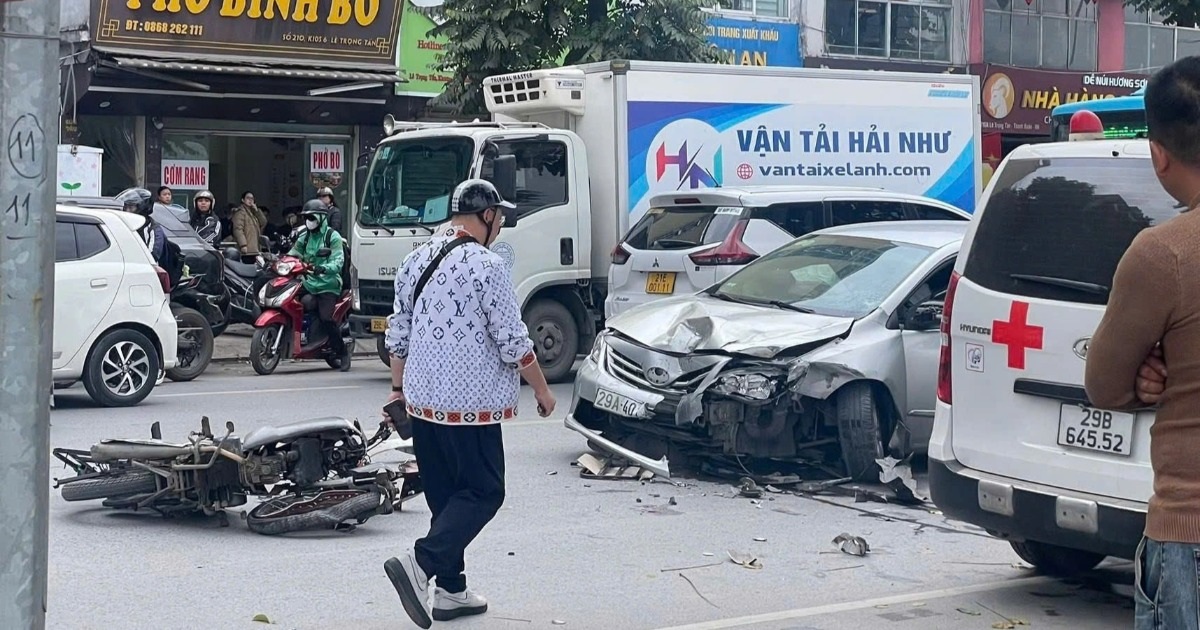 7 phương tiện va chạm trên đường phố Hà Nội, 3 người bị thương