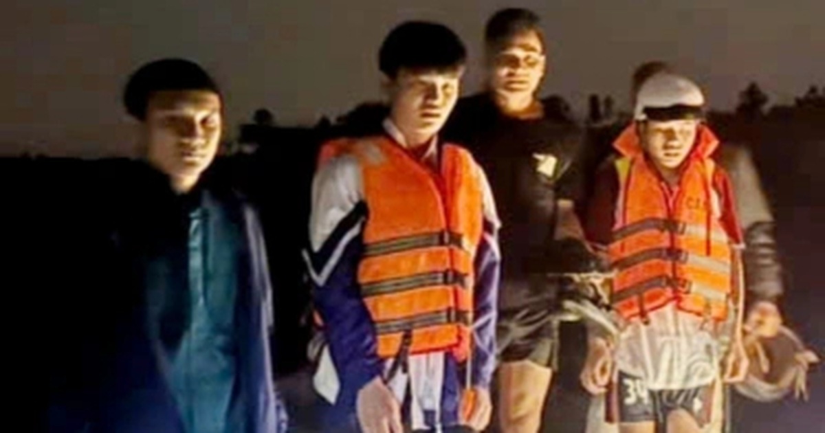 Giải cứu 2 học sinh mắc kẹt giữa sông Ba khi thủy điện xả nước