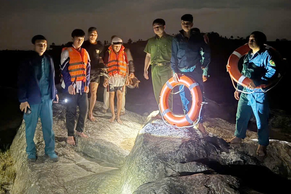 Giải cứu 2 học sinh mắc kẹt giữa sông Ba khi thủy điện xả nước - 1