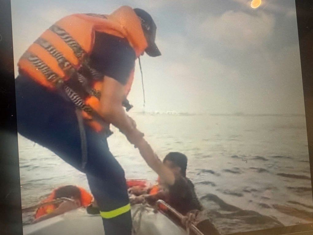 Cảnh sát kịp thời cứu người nhảy cầu Đồng Nai - 1