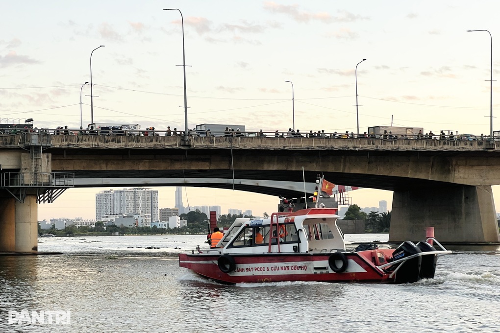 Cần thủ chứng kiến một người rơi xuống sông Sài Gòn - 1 Cần thủ chứng kiến một người rơi xuống sông Sài Gòn - 1