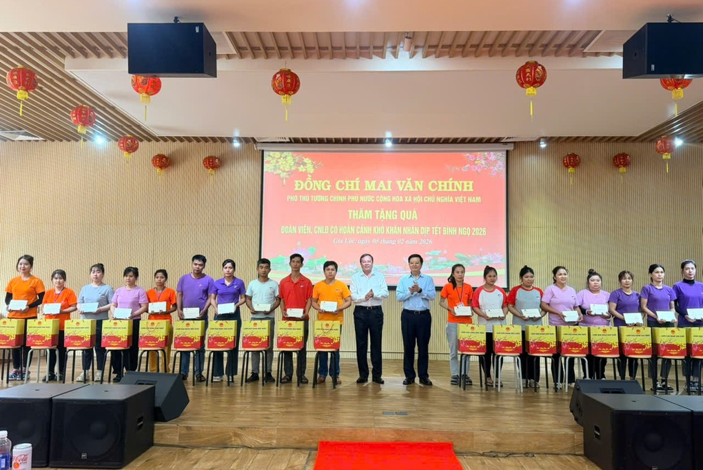 Phó Thủ tướng Mai Văn Chính thăm, tặng quà công nhân khó khăn tại Tây Ninh - 1