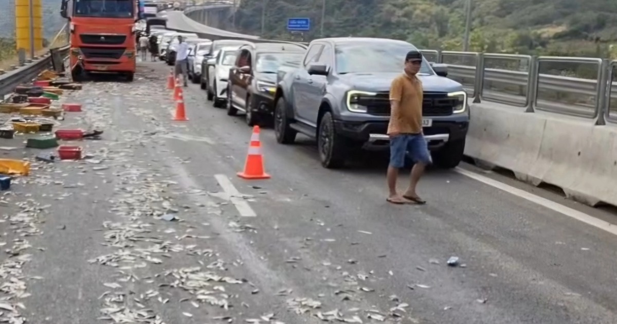 4 ô tô va chạm trên cao tốc Cam Lâm – Vĩnh Hảo, hải sản rải khắp mặt đường