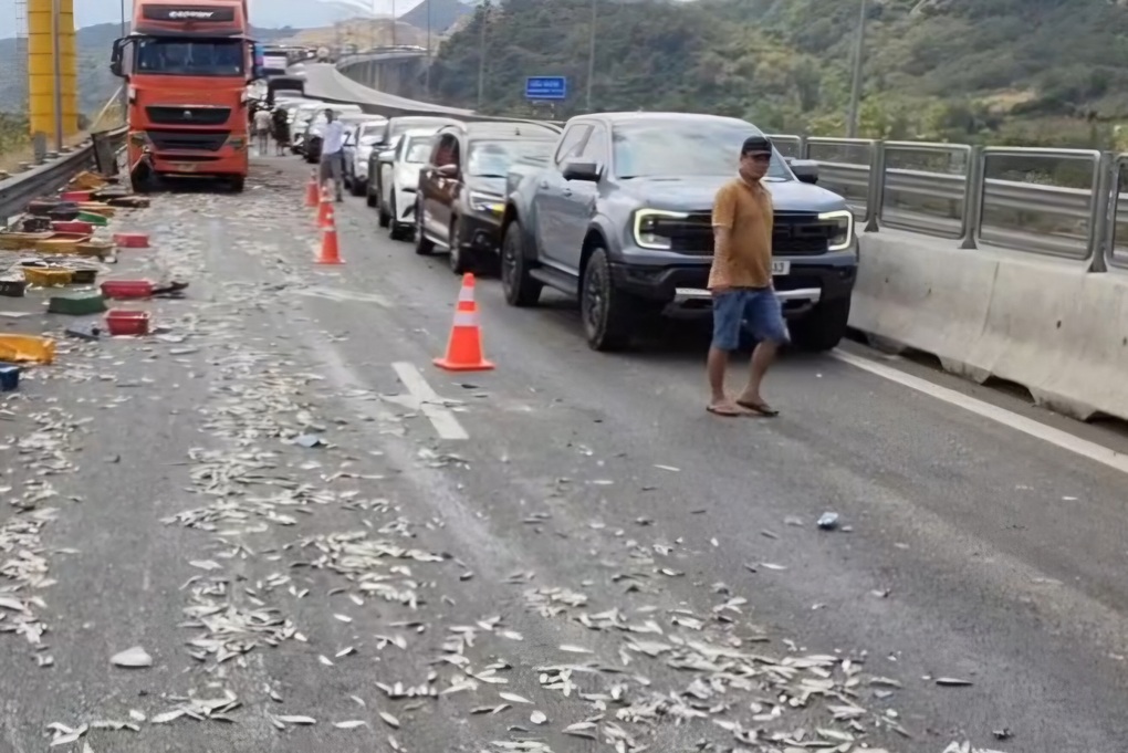 4 ô tô va chạm trên cao tốc Cam Lâm - Vĩnh Hảo, hải sản rải khắp mặt đường - 2