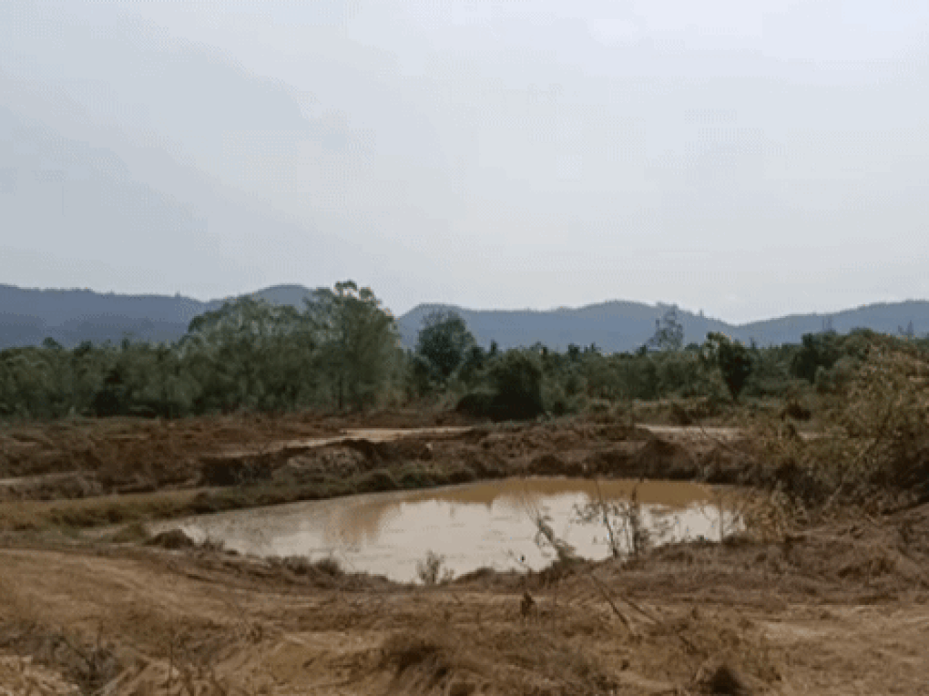 Phát hiện bom trên thùng xe tải, tài xế vội chở đổ xuống hồ - 1 Phát hiện bom trên thùng xe tải, tài xế vội chở đổ xuống hồ - 1