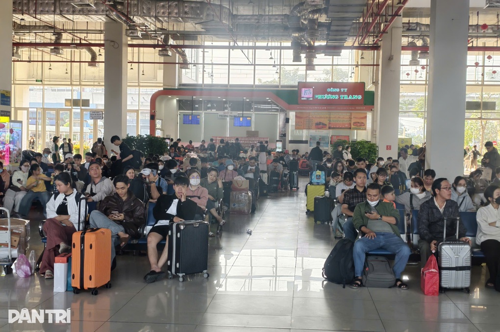 Dòng người ùn ùn về quê ăn Tết sớm, bến xe ở TPHCM nhộn nhịp - 2