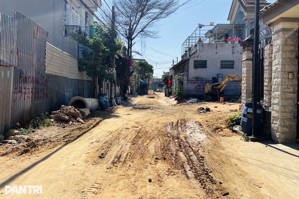 Hẻm ở TPHCM bị đào cận Tết, người dân đi lại khó khăn - 1