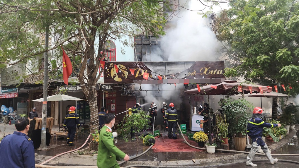 Quán cà phê trong khu biệt thự liền kề ở Hà Nội bốc cháy ngùn ngụt - 3