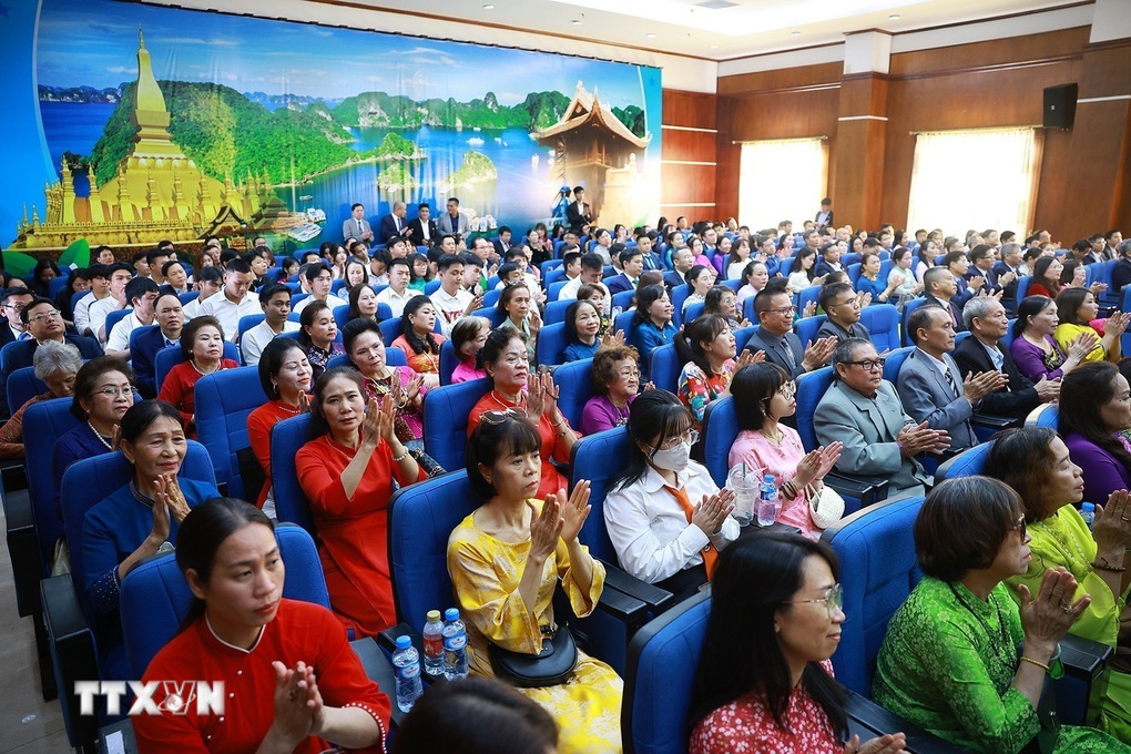 Tổng Bí thư Tô Lâm gặp gỡ cộng đồng người Việt Nam tại Lào - 4