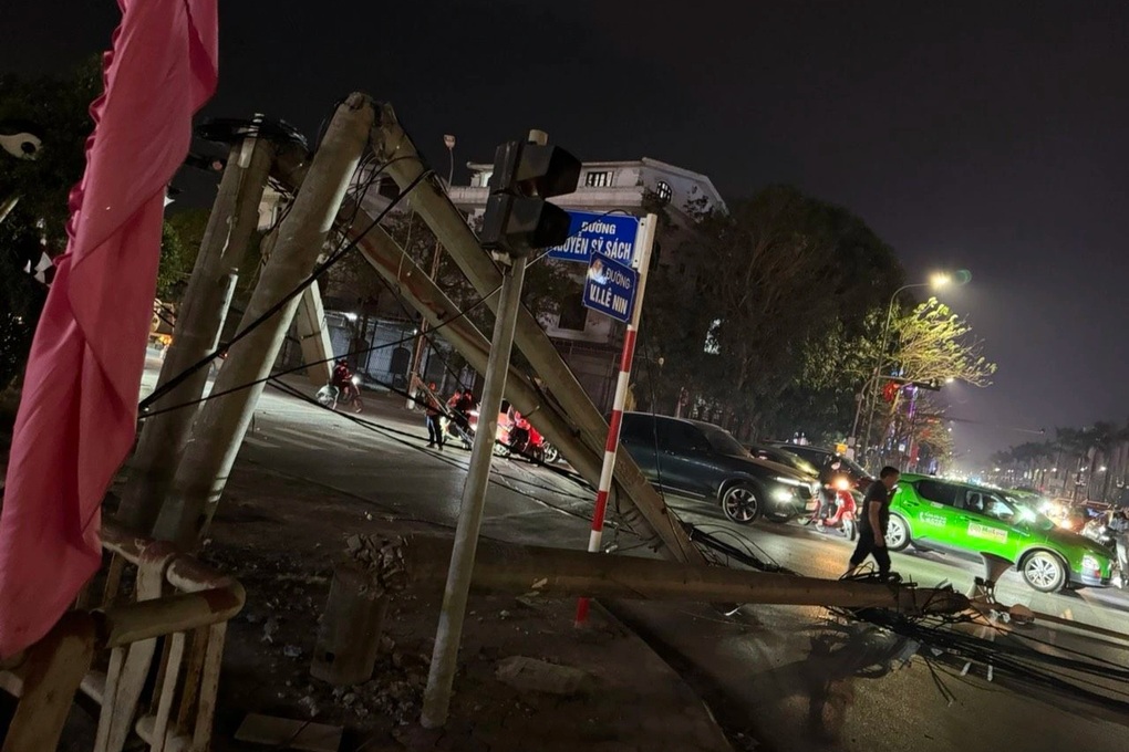 Ô tô cẩu làm gãy loạt cột điện xuống đường - 1 Ô tô cẩu làm gãy loạt cột điện xuống đường - 1