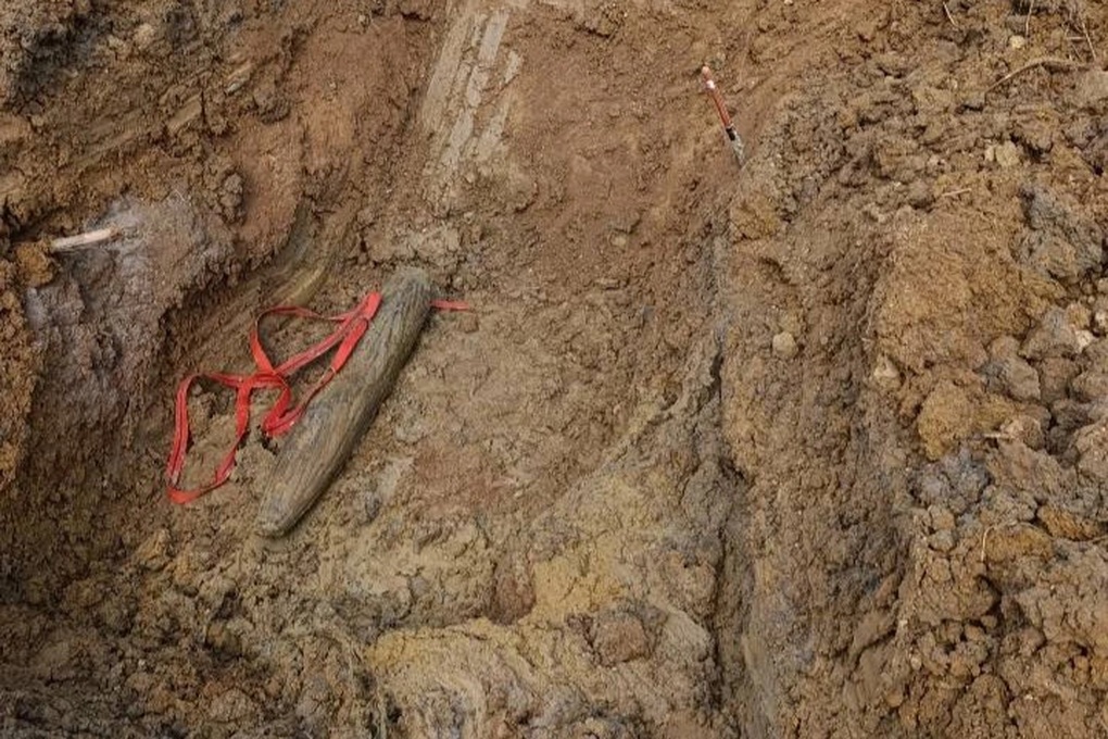 Phát hiện bom trên thùng xe tải, tài xế vội chở đổ xuống hồ - 2 Phát hiện bom trên thùng xe tải, tài xế vội chở đổ xuống hồ - 2