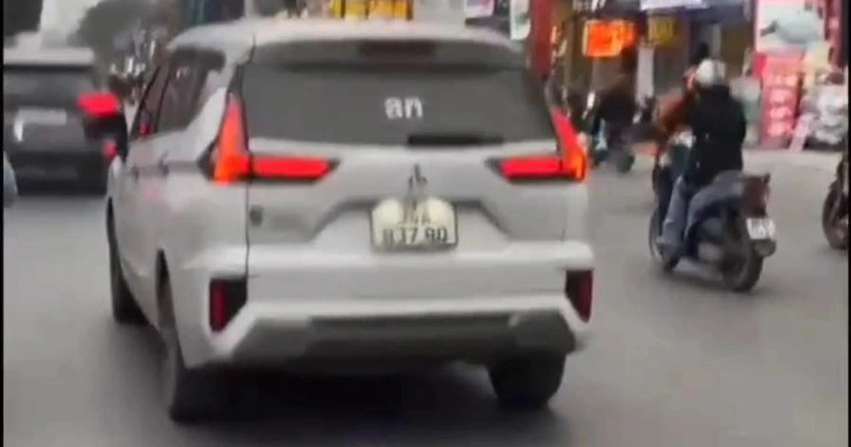 Ô tô gắn màn hình LED với dòng chữ thô tục, xúc phạm lực lượng công an