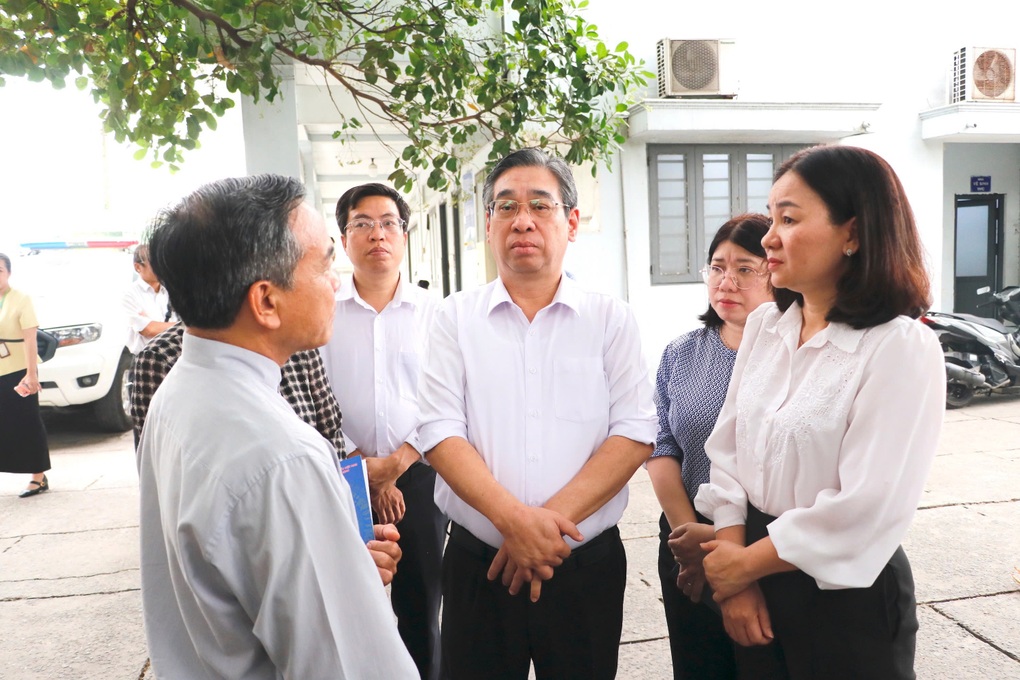 Lãnh đạo TPHCM thăm hỏi gia đình nạn nhân sau vụ cháy làm 3 người tử vong - 1