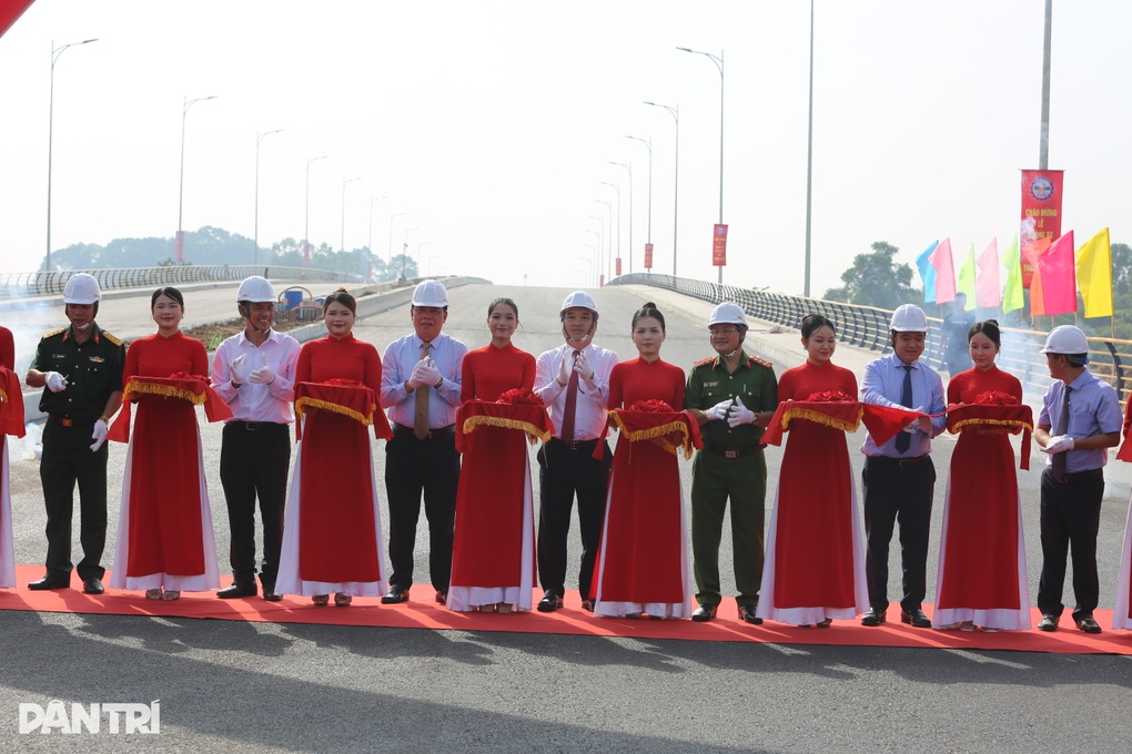 Đồng Nai thông xe kỹ thuật cầu Thống Nhất và khởi công dự án đường ven sông - 1 Đồng Nai thông xe kỹ thuật cầu Thống Nhất và khởi công dự án đường ven sông - 1