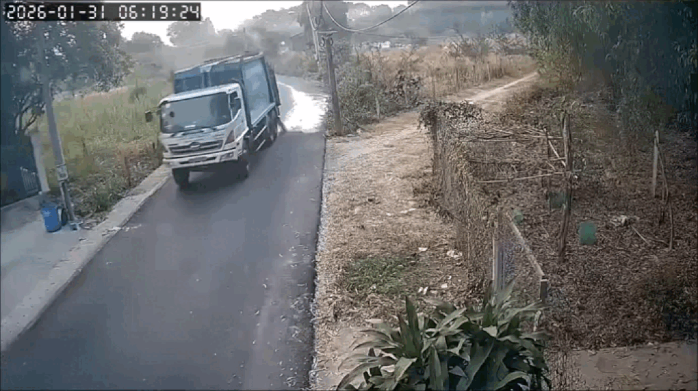 Xử phạt tài xế xe rác làm đổ nước thải khiến cả tuyến đường ở TPHCM bốc mùi - 2 Xử phạt tài xế xe rác làm đổ nước thải khiến cả tuyến đường ở TPHCM bốc mùi - 2