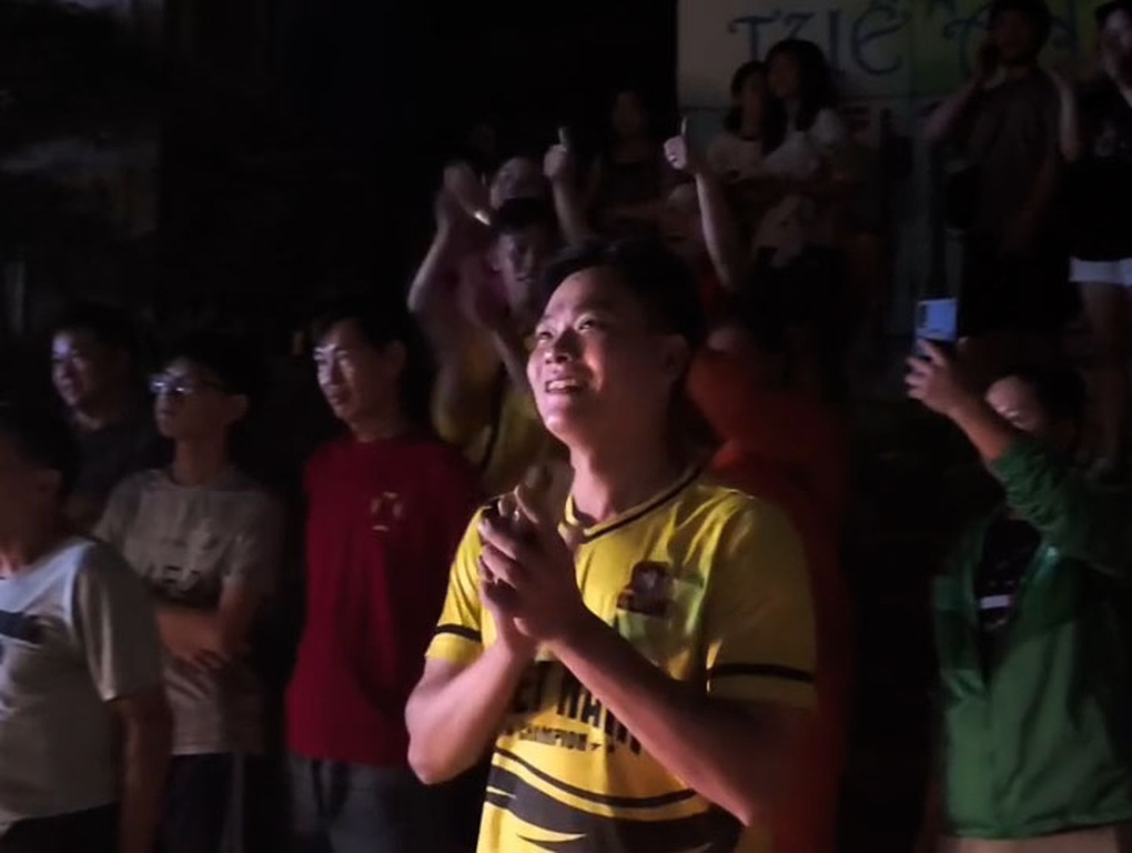 Cảnh sát lao vào biển lửa cứu 4 người dân ở TPHCM - 2