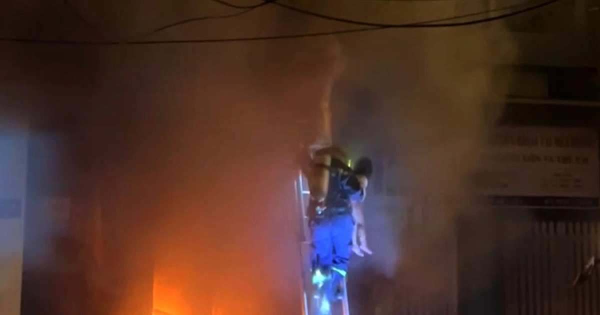 Cảnh sát lao vào biển lửa cứu 4 người dân ở TPHCM