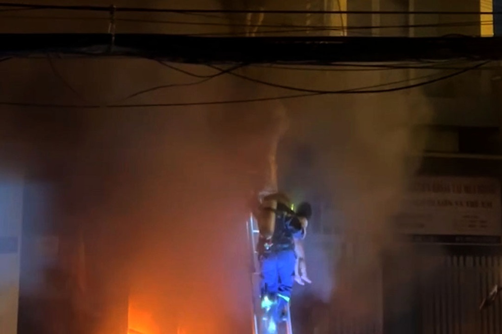 Cảnh sát lao vào biển lửa cứu 4 người dân ở TPHCM - 1