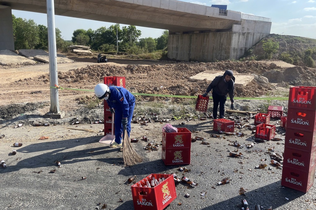 Hơn 80 thùng bia đổ trên đường ở TPHCM - 2