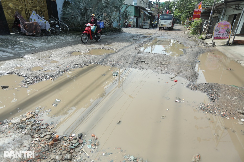 Đường chi chít “ổ voi” ở TPHCM được nâng cấp sau phản ánh của Dân trí - 1