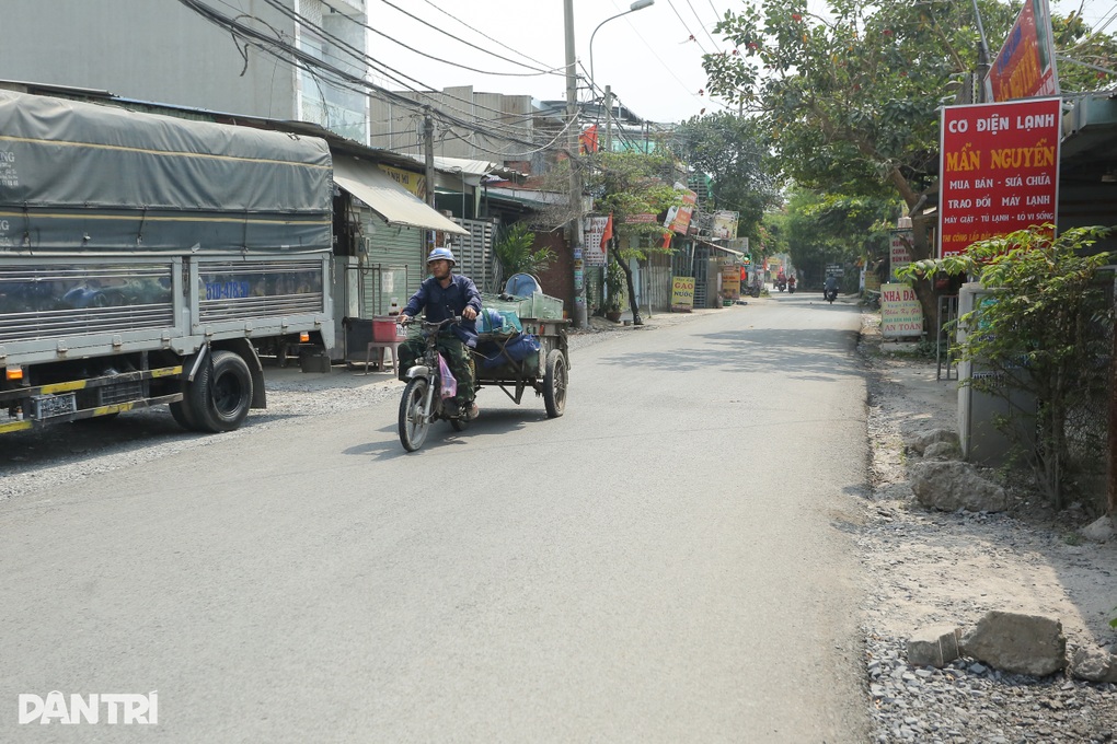 Đường chi chít “ổ voi” ở TPHCM được nâng cấp sau phản ánh của Dân trí - 2