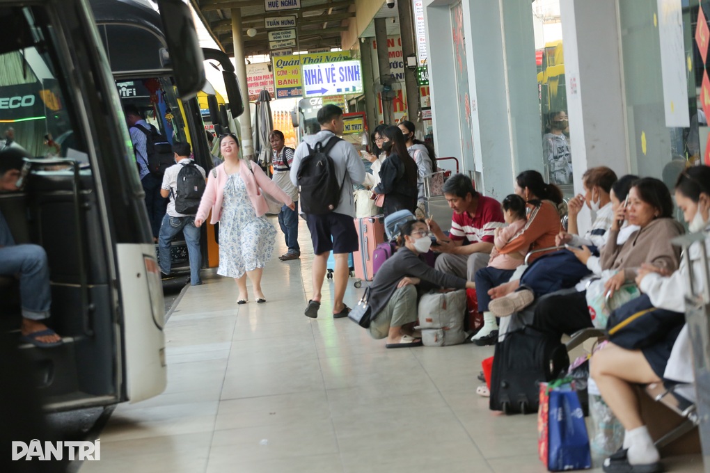 Dòng người ùn ùn về quê ăn Tết sớm, bến xe ở TPHCM nhộn nhịp - 4