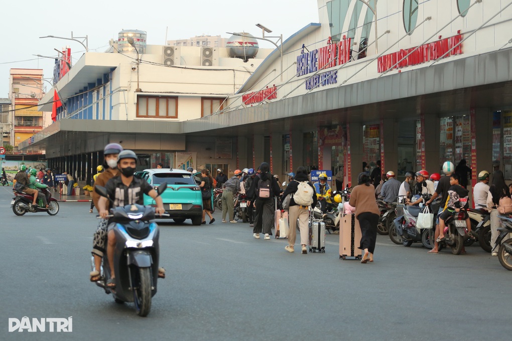 Dòng người ùn ùn về quê ăn Tết sớm, bến xe ở TPHCM nhộn nhịp - 3