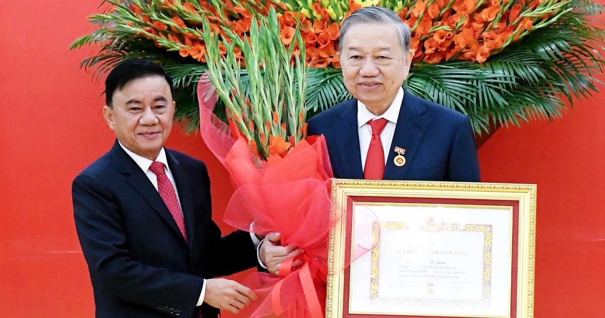 Tổng Bí thư Tô Lâm nhận Huy hiệu 45 năm tuổi Đảng