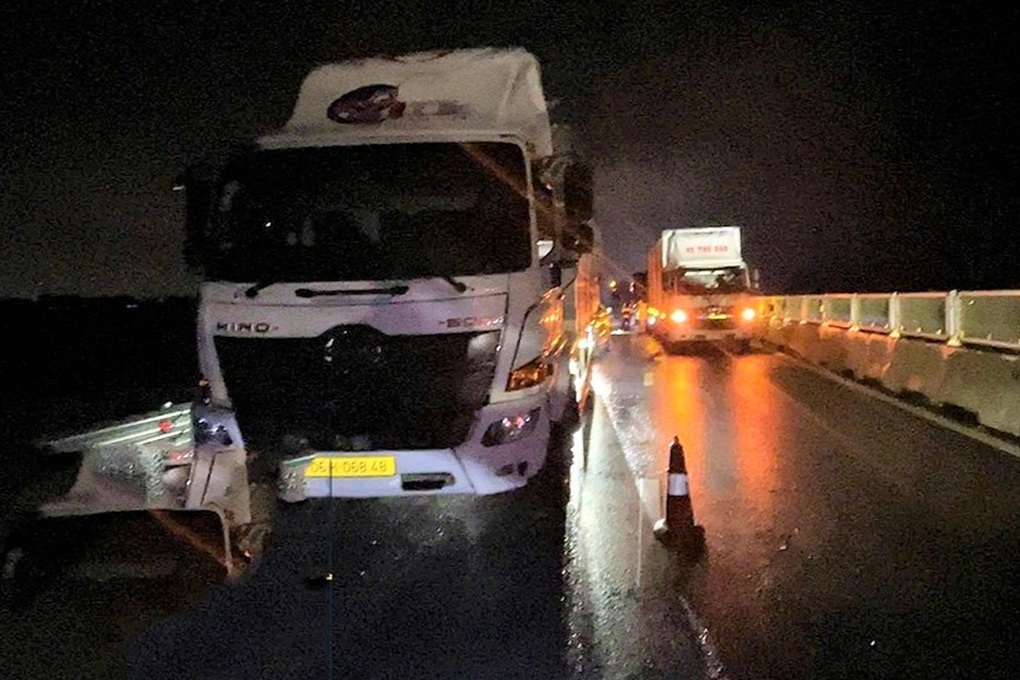 Bốn ô tô gặp nạn trên cao tốc Bãi Vọt - Hàm Nghi, 2 người bị thương - 1