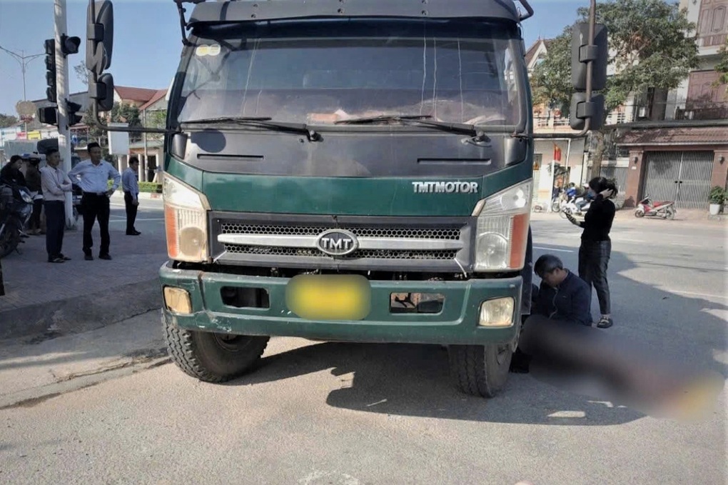 Gặp tai nạn tại ngã tư hỏng đèn, một phụ nữ tử vong - 1