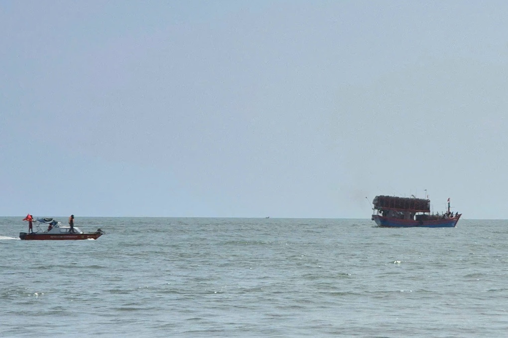 Tàu cá mắc cạn ở cửa biển, chủ tàu cầu cứu Bộ đội Biên phòng - 1