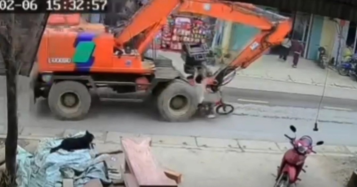 Bé trai đi xe đạp bị máy xúc tông, cuốn vào gầm
