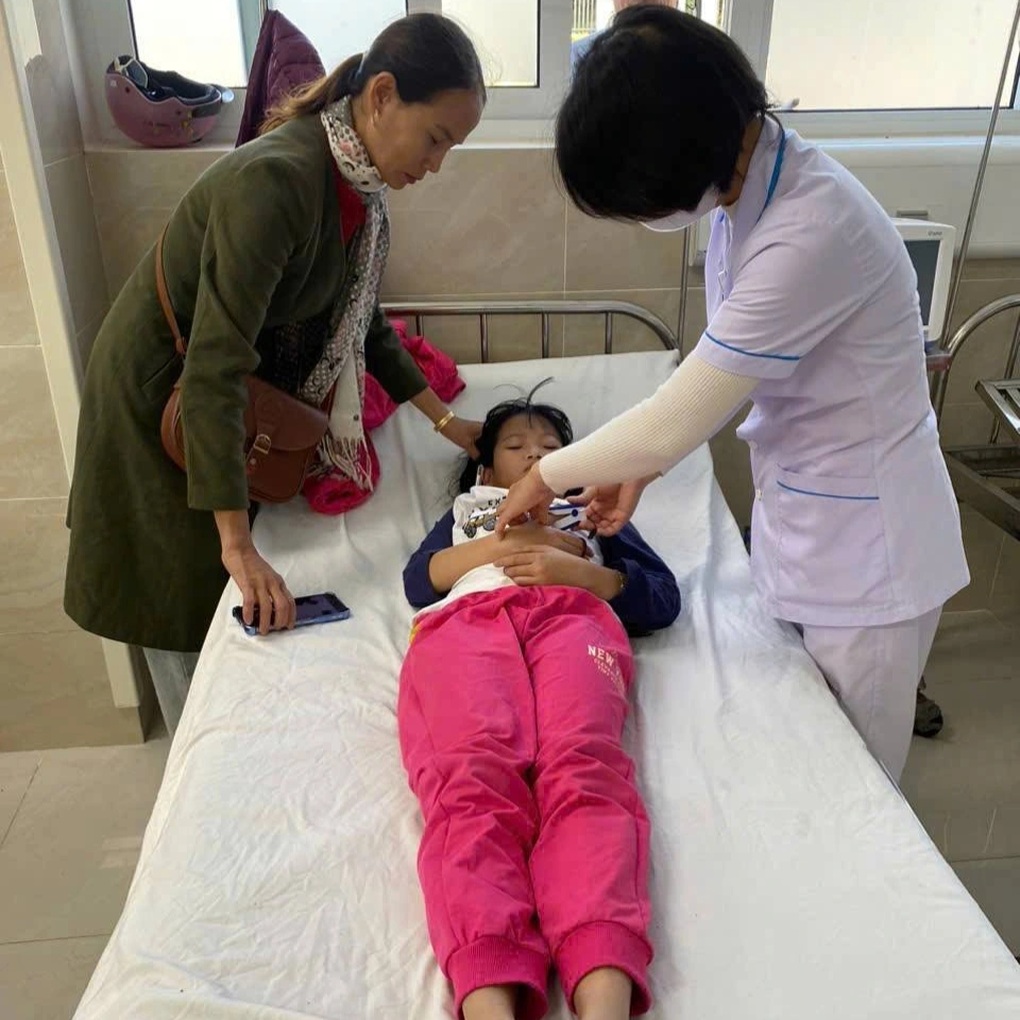 Cảnh sát dùng xe đặc chủng đưa cháu bé bị nôn ói, sốt cao đi cấp cứu - 1