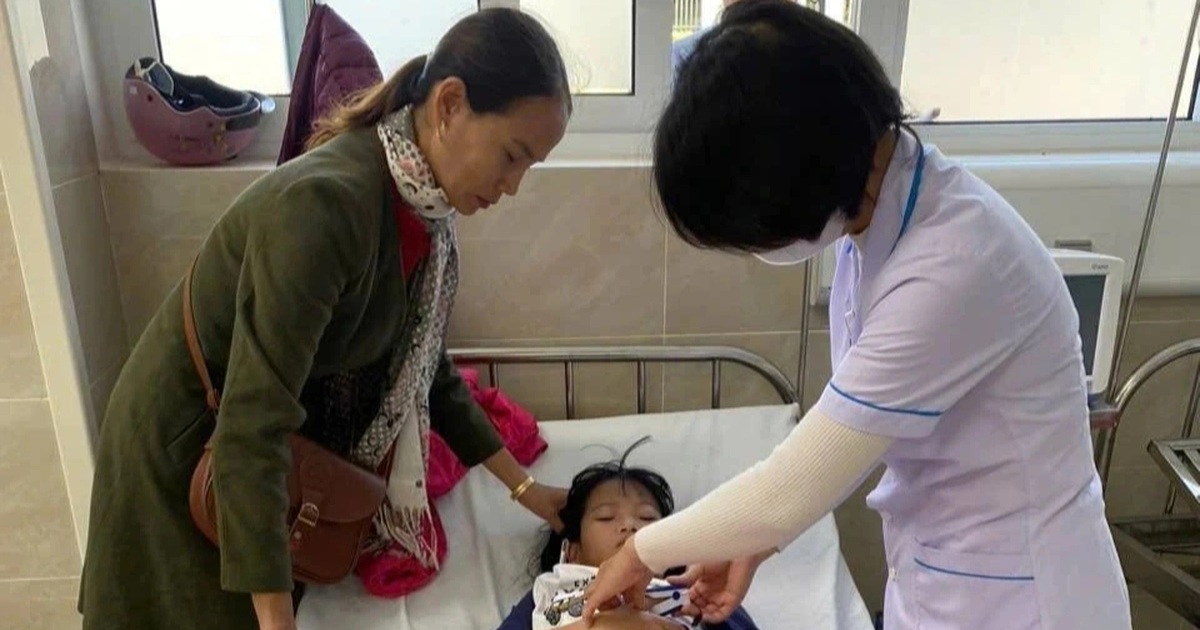 Cảnh sát dùng xe đặc chủng đưa cháu bé bị nôn ói, sốt cao đi cấp cứu