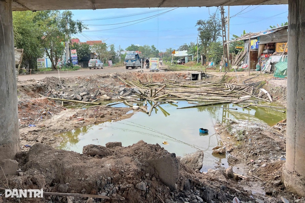 Vướng mặt bằng 64 hộ dân, dự án quốc lộ hơn 1.800 tỷ đồng còn ngổn ngang - 2