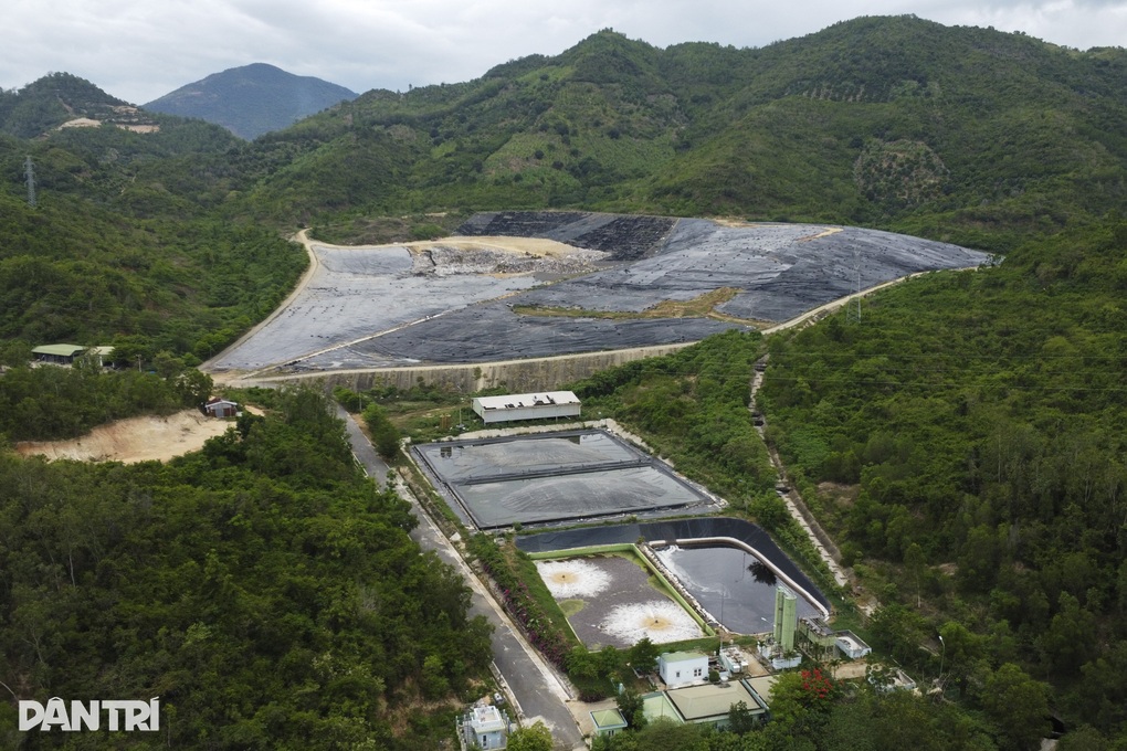 Vụ dòng nước đen ngòm từ bãi rác chảy ra biển: Tìm giải pháp xử lý - 1