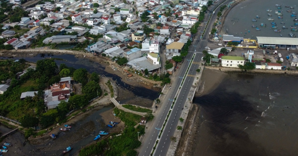 Vụ dòng nước đen ngòm từ bãi rác chảy ra biển: Tìm giải pháp xử lý