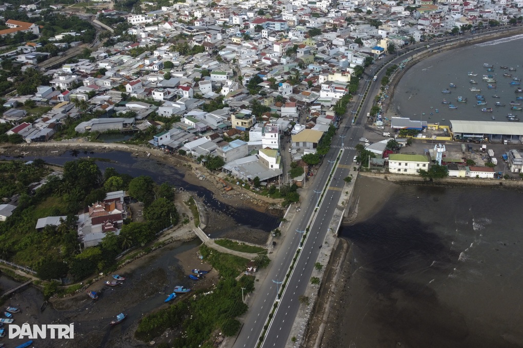 Vụ dòng nước đen ngòm từ bãi rác chảy ra biển: Tìm giải pháp xử lý - 2