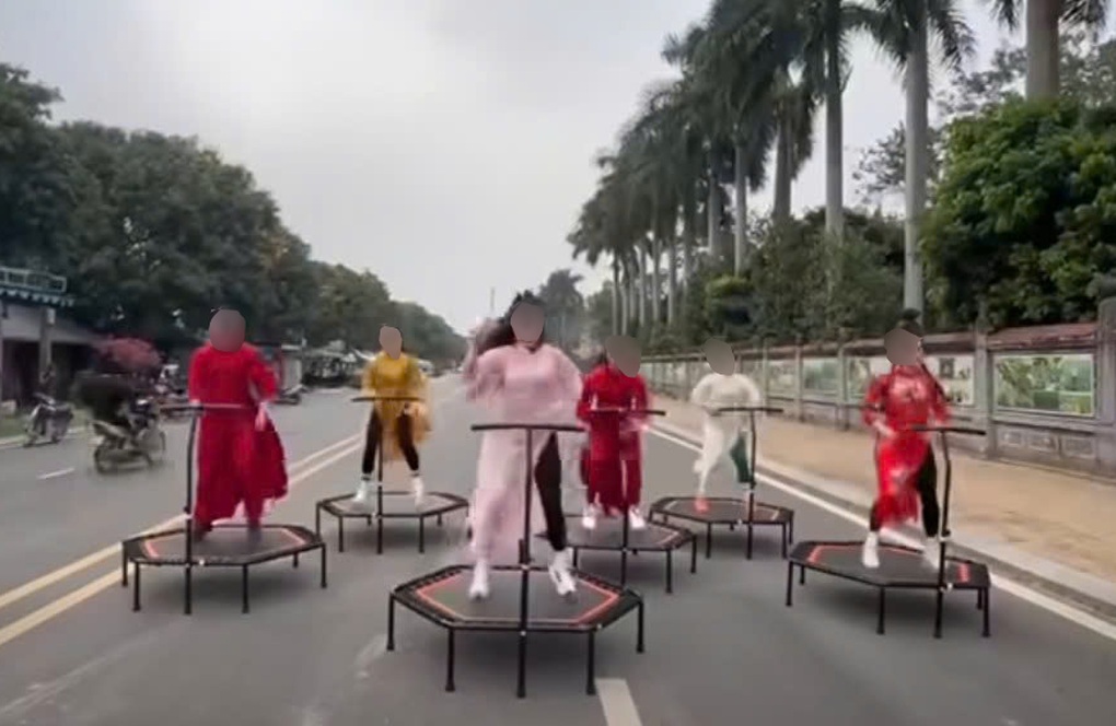 Xôn xao hình ảnh 6 phụ nữ nhảy trên bạt nhún giữa đường ở Hà Nội - 1