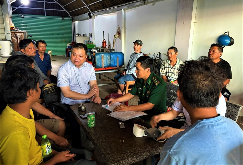 9 ngư dân Khánh Hòa được tàu cá TPHCM cứu vớt - 1 9 ngư dân Khánh Hòa được tàu cá TPHCM cứu vớt - 1