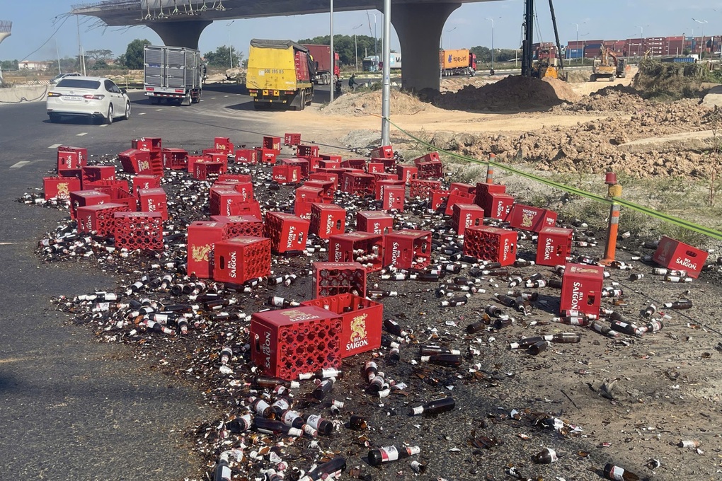 Hơn 80 thùng bia đổ trên đường ở TPHCM - 1