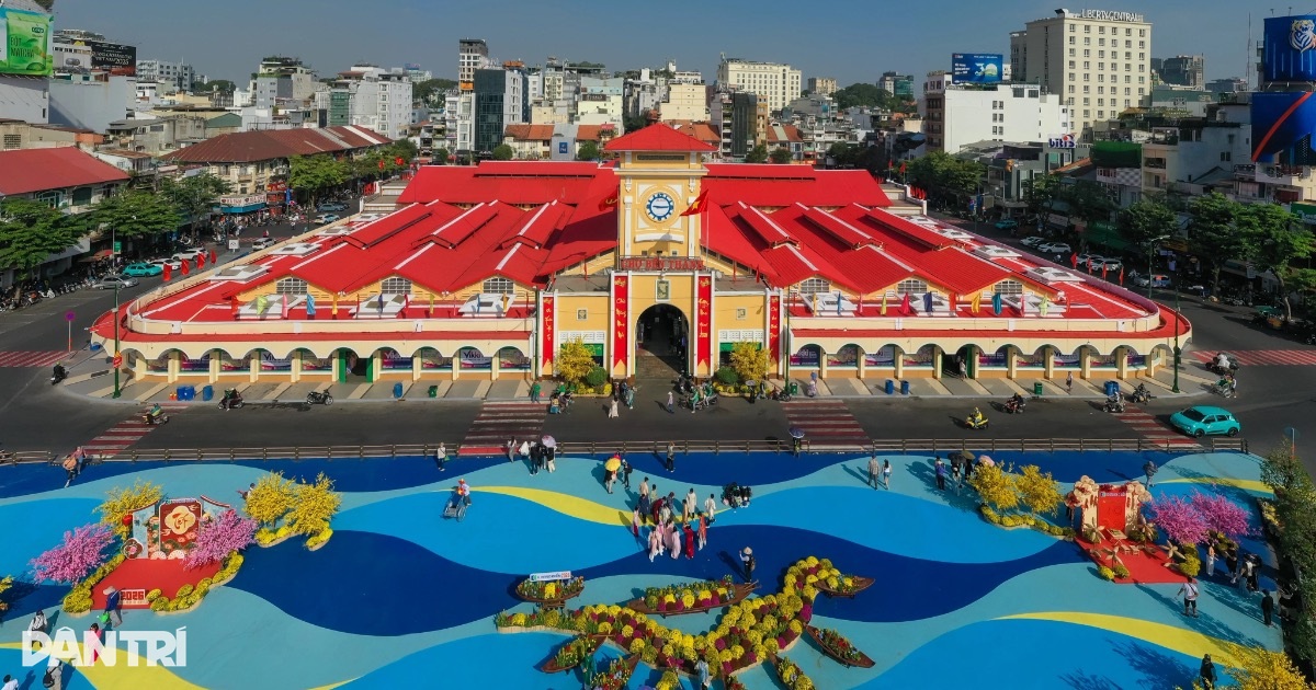 Quảng trường “sóng nước” chợ Bến Thành mở cửa, người dân hào hứng check-in