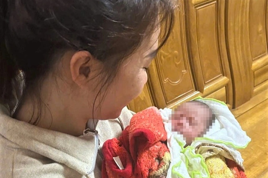 Bé trai bị bỏ rơi giữa đêm lạnh kèm lời nhắn mẹ xin lỗi con - 1 Bé trai bị bỏ rơi giữa đêm lạnh kèm lời nhắn mẹ xin lỗi con - 1