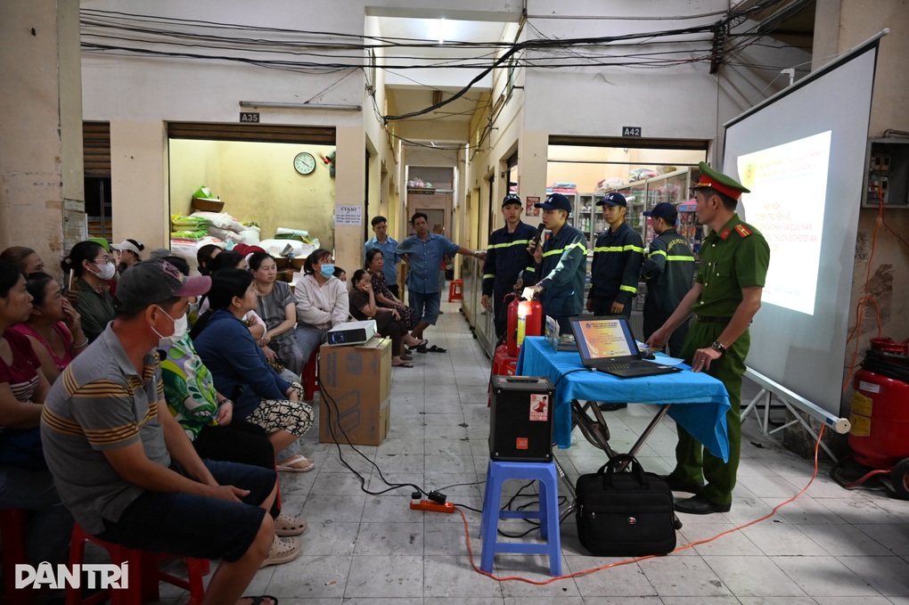 Tiểu thương học kỹ năng cứu người khi xảy ra cháy nổ ở TPHCM - 1