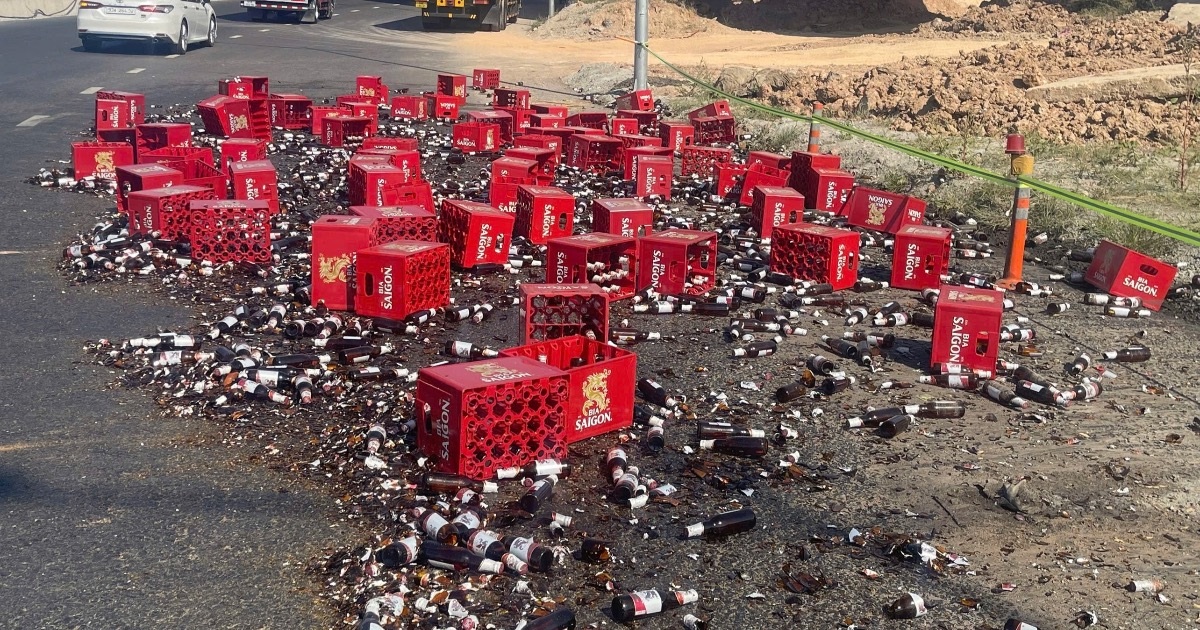 Hơn 80 thùng bia đổ trên đường ở TPHCM