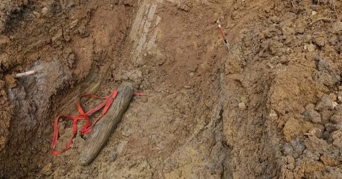 Phát hiện bom trên thùng xe tải, tài xế vội chở đổ xuống hồ