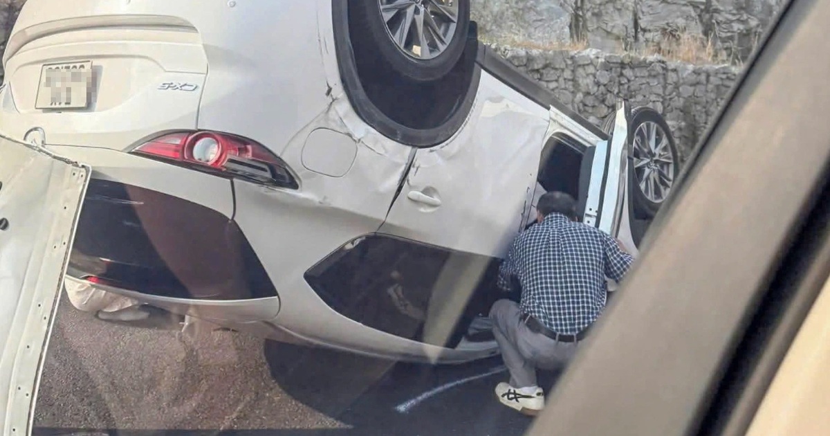 Ô tô lật ngửa trên cao tốc Dầu Giây – Phan Thiết