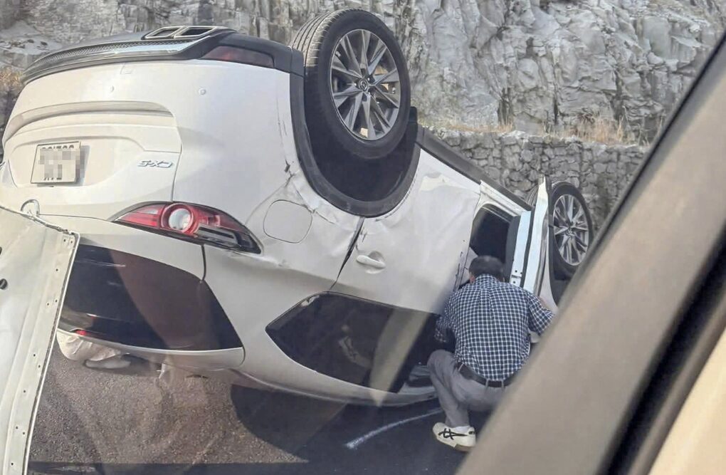 Ô tô lật ngửa trên cao tốc Dầu Giây - Phan Thiết - 1